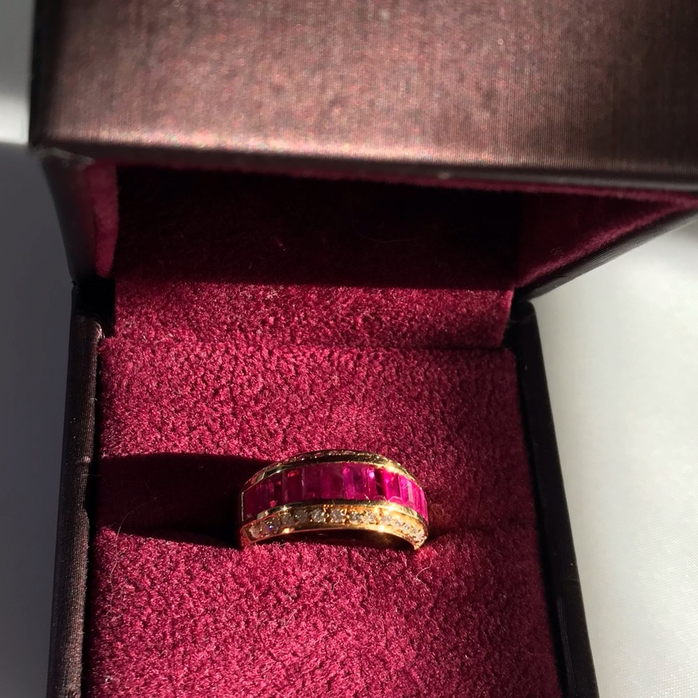 18K Ruby & Diamond Ring - Picture 5 of 16